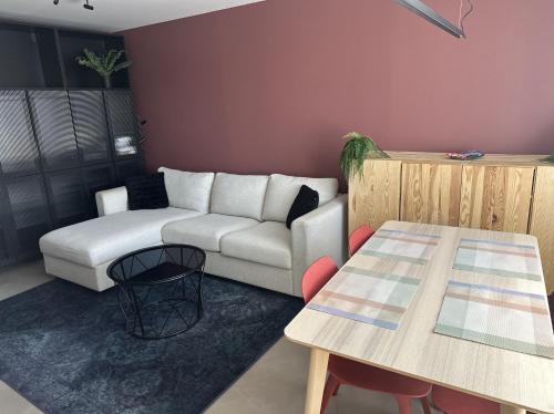 Chic & Modern Apartment with Mountain Views, Poprad (foto 6)