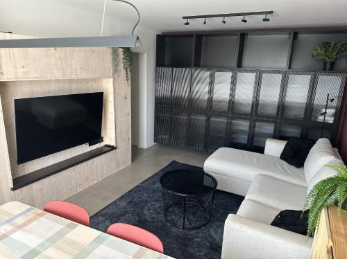 Chic & Modern Apartment with Mountain Views, Poprad (foto 2)