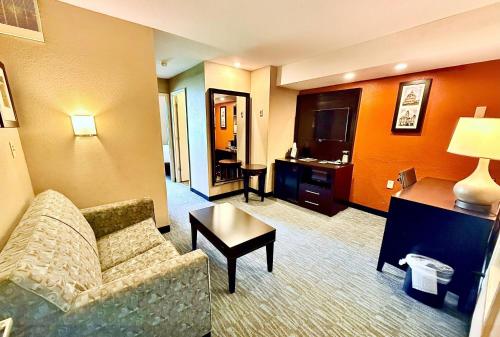 Clarion Inn & Suites - image 6