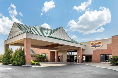 Зовнішній вигляд готелю, Clarion Hotel Conference Center on Lake Erie in Дюнкерк (Нью-Йорк)