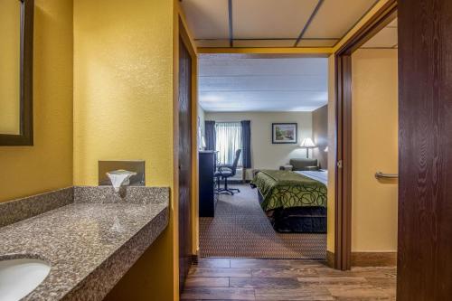 Quality Inn Tully I-81 - Hotel - Tully