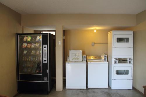 Continental Inn and Suites - image 3