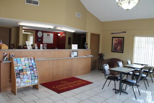Vestíbulo, Continental Inn and Suites in Nacogdoches (TX)