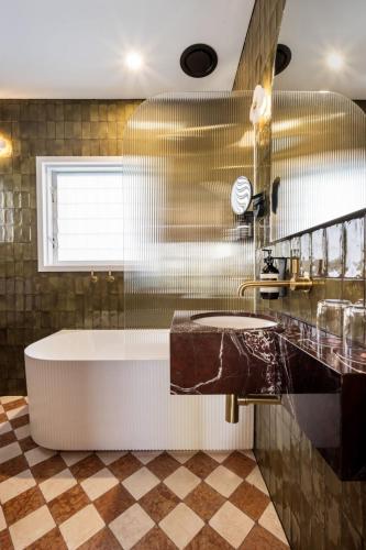 room detail thumbnail 2