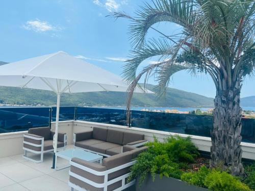 Penthouse Apartment mit Meerblick in der Bucht von Kotor mit Pool Area- 400m bis zum Strand in Kolasin