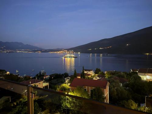 Penthouse Apartment mit Meerblick in der Bucht von Kotor mit Pool Area- 400m bis zum Strand in Kolasin