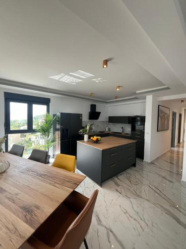 Penthouse Apartment mit Meerblick in der Bucht von Kotor mit Pool Area- 400m bis zum Strand in Kolasin