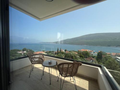 Penthouse Apartment mit Meerblick in der Bucht von Kotor mit Pool Area- 400m bis zum Strand in Kolasin