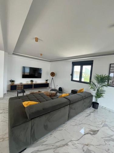 Penthouse Apartment mit Meerblick in der Bucht von Kotor mit Pool Area- 400m bis zum Strand in Kolasin