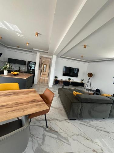 Penthouse Apartment mit Meerblick in der Bucht von Kotor mit Pool Area- 400m bis zum Strand in Kolasin