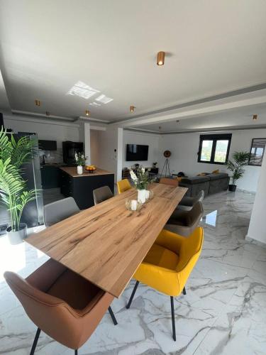 Penthouse Apartment mit Meerblick in der Bucht von Kotor mit Pool Area- 400m bis zum Strand in Kolasin