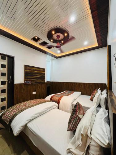 S R Hotel