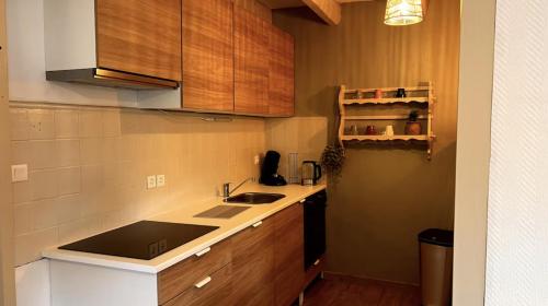 Konyha, Le Gite de Solutré Parking Terrasse Cosy (Le Gite de Solutre Parking Terrasse Cosy) in Macon