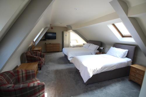 1 double bed, 2 twin beds