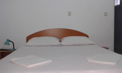 1 double bed, 1 twin bed