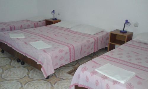 4 twin beds