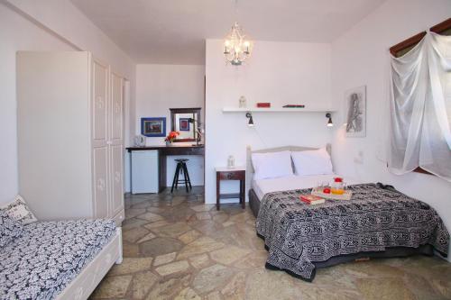 Superior Double Room with Balcony image 3