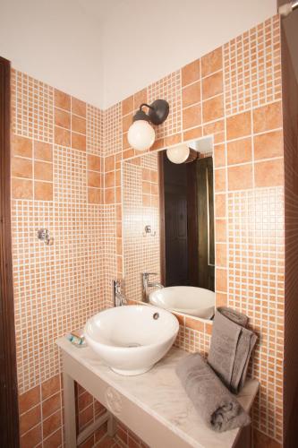 Superior Double Room with Balcony image 5