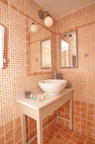 Superior Double Room with Balcony image 6