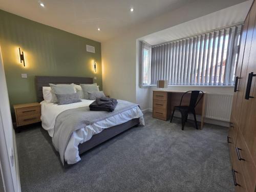 House - Sleeps 4 - Parking - Garden - City Centre gîte à louer Cottingley Railway Station