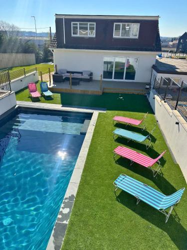 Charmandene - Luxury 5 Bed with Pool and Gated Parking gîte à louer Pilning