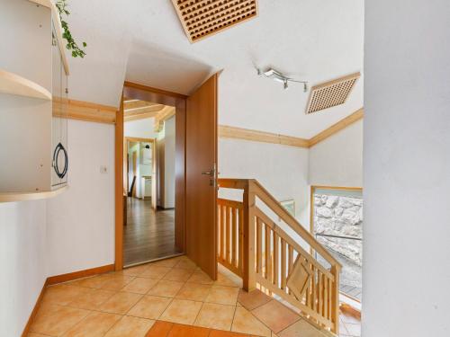 Sunlit Apartment near Ski Area in Hollersbach im Pinzgau