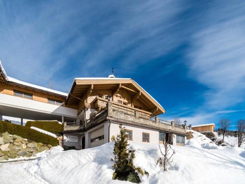 Sunlit Apartment near Ski Area in Hollersbach im Pinzgau