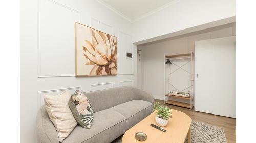 Contemporary Studio in the Vibrant City Core - image 4