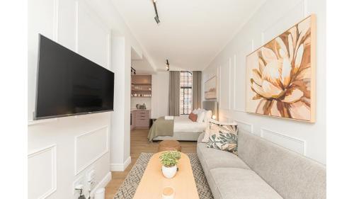 Contemporary Studio in the Vibrant City Core - image 3