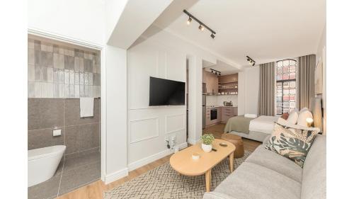Contemporary Studio in the Vibrant City Core - main image