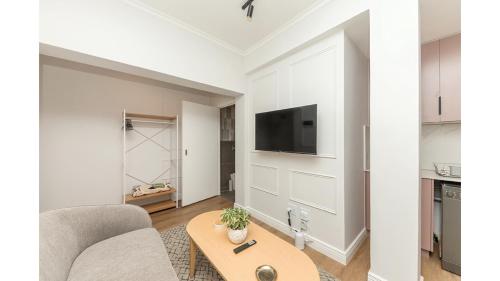 Contemporary Studio in the Vibrant City Core - image 8
