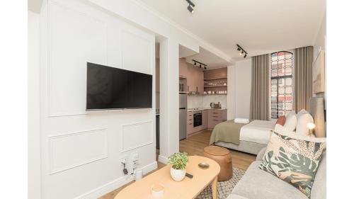 Contemporary Studio in the Vibrant City Core - image 7