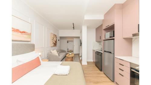 Contemporary Studio in the Vibrant City Core - image 12