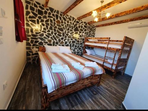 1 double bed, 1 bunk bed