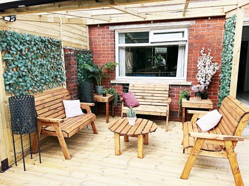 The Serene Stays - 3 Bed Home in Oldham Manchester in Олдем