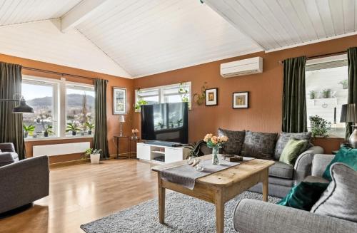 Зручності, Spacious 3-Bedroom Apartment with Balcony and Free Parking Orkland near Trondheim in Оркангер