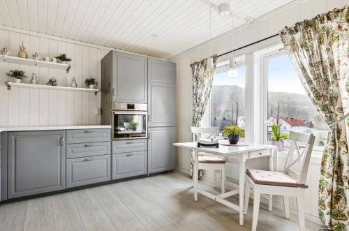 кухня, Spacious 3-Bedroom Apartment with Balcony and Free Parking Orkland near Trondheim in Оркангер