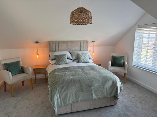 Beach Retreat luxury home just 2 minutes walk to the beach near Tuckton Pharmacy