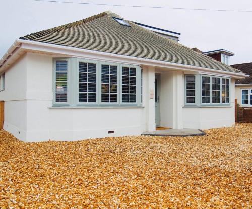 Exterior view, Beach Retreat luxury home just 2 minutes walk to the beach near Tuckton Pharmacy