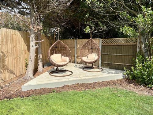 Garden, Beach Retreat luxury home just 2 minutes walk to the beach near Tuckton Pharmacy