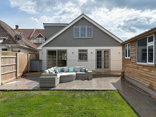 Garden, Beach Retreat luxury home just 2 minutes walk to the beach near Tuckton Pharmacy