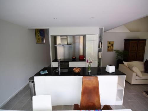 кухня, Holiday Home in Boissières with Private Pool (Holiday Home in Boissieres with Private Pool) in Меркус