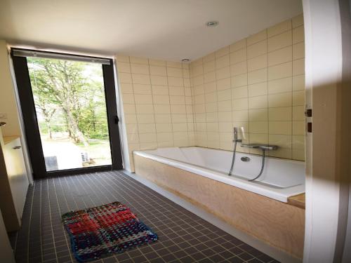 Ванна кімната, Holiday Home in Boissières with Private Pool (Holiday Home in Boissieres with Private Pool) in Меркус