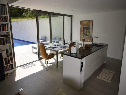 кухня, Holiday Home in Boissières with Private Pool (Holiday Home in Boissieres with Private Pool) in Меркус