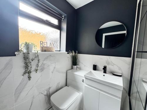 Garden, Free Parking, Smart TV, Self Check in, Liverpool (photo 9)