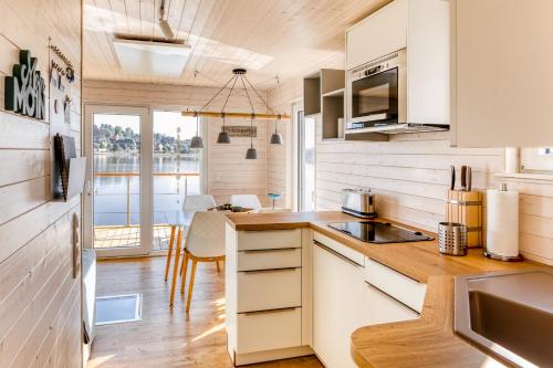 Kitchen, Hausboot TreibGut in Fehmarnsund