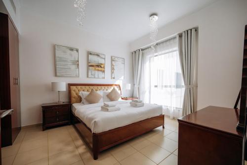 Top Holiday Location - Walk to Beach - Free Pool & Gym, Dubai