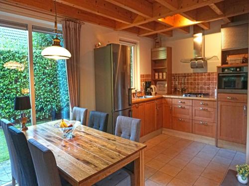  Terrace Apartment with Lush Garden in Epe