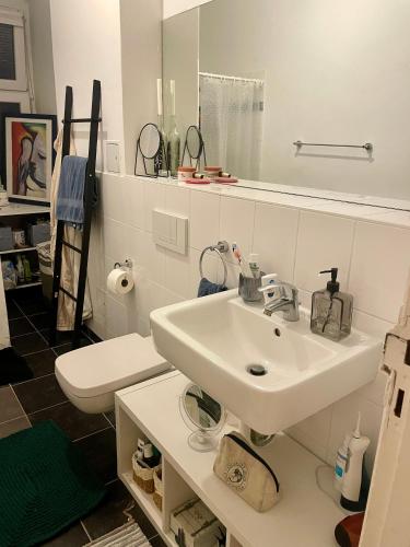 Charming artsy room with garden Access, Berlino (foto 9)