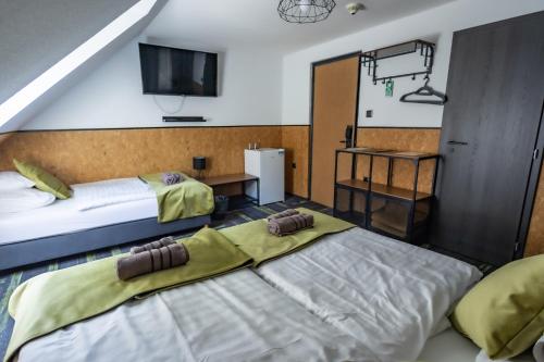 1 double bed, 1 twin bed